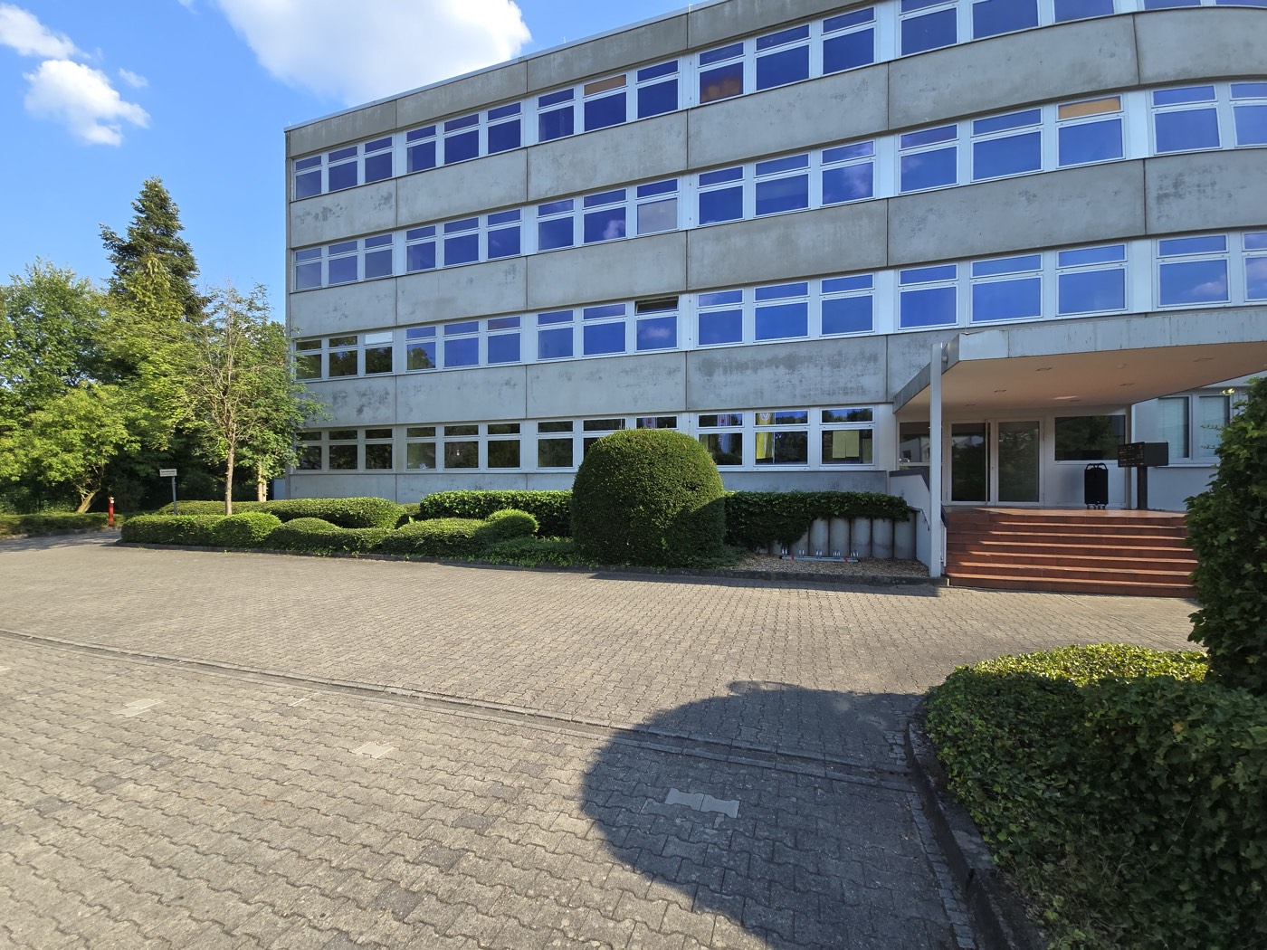 Kanzlei-Gebäude ME Rechtsanwälte mit Eingang, Maybachstr. 17 Hanau